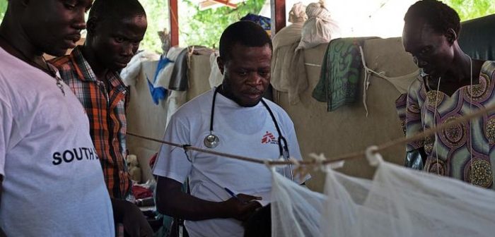 Personal de MSF realizando consultas en el hospital de Leer. Abril de 2015. ©Karin Ekholm/MSF