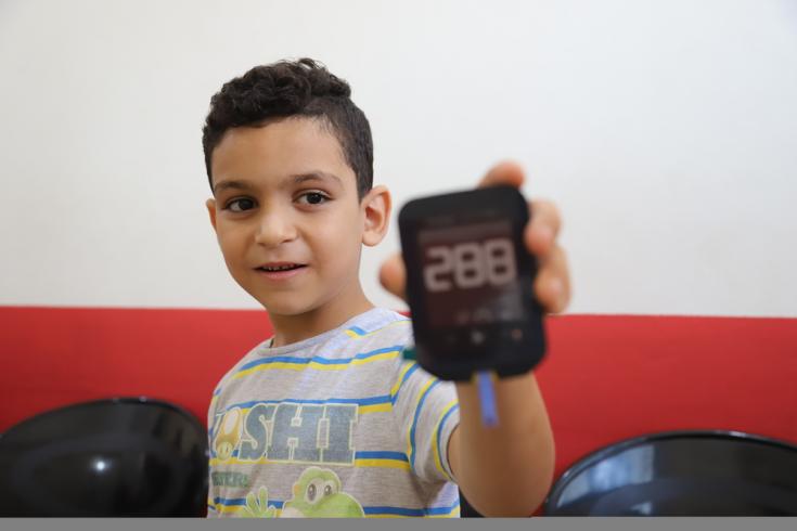 Abdallah, de 8 años, tiene diabetes tipo 1 y epilepsia. Su caso es todo un desafío.