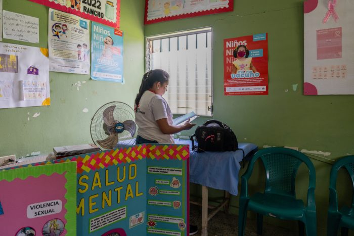 Mujer dentro de una clínica de salud mental en Honduras.
