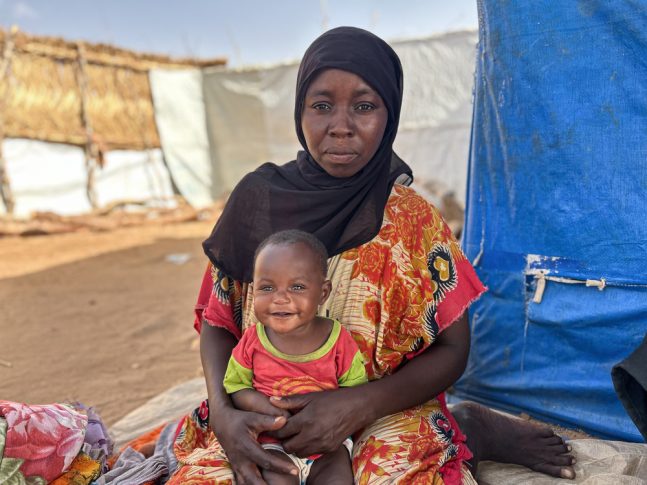 Familia sudanesa refugiada al este de Chad tras la escalada de violencia de la guerra en Sudán.