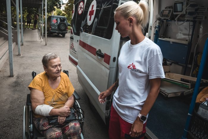 Paciente de MSF siendo trasladada en ambulancia en Ucrania