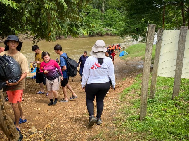 Trabajadora de la ONG Médicos Sin Fronteras en Darién, Panamá, junto a personas migrantes