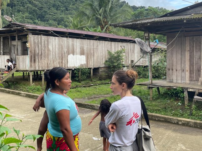 Medicos sin Fronteras habla con una mujer en Alto Baudó, Chocó.