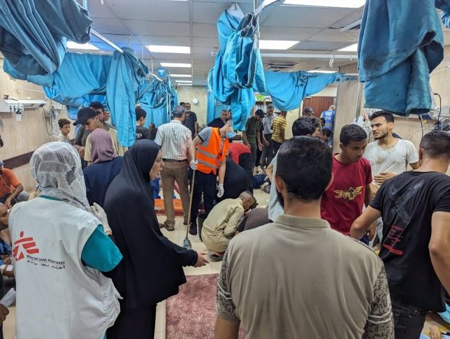 Personal de la ONG Médicos Sin Fronteras junto a pacientes en un hospital en Gaza