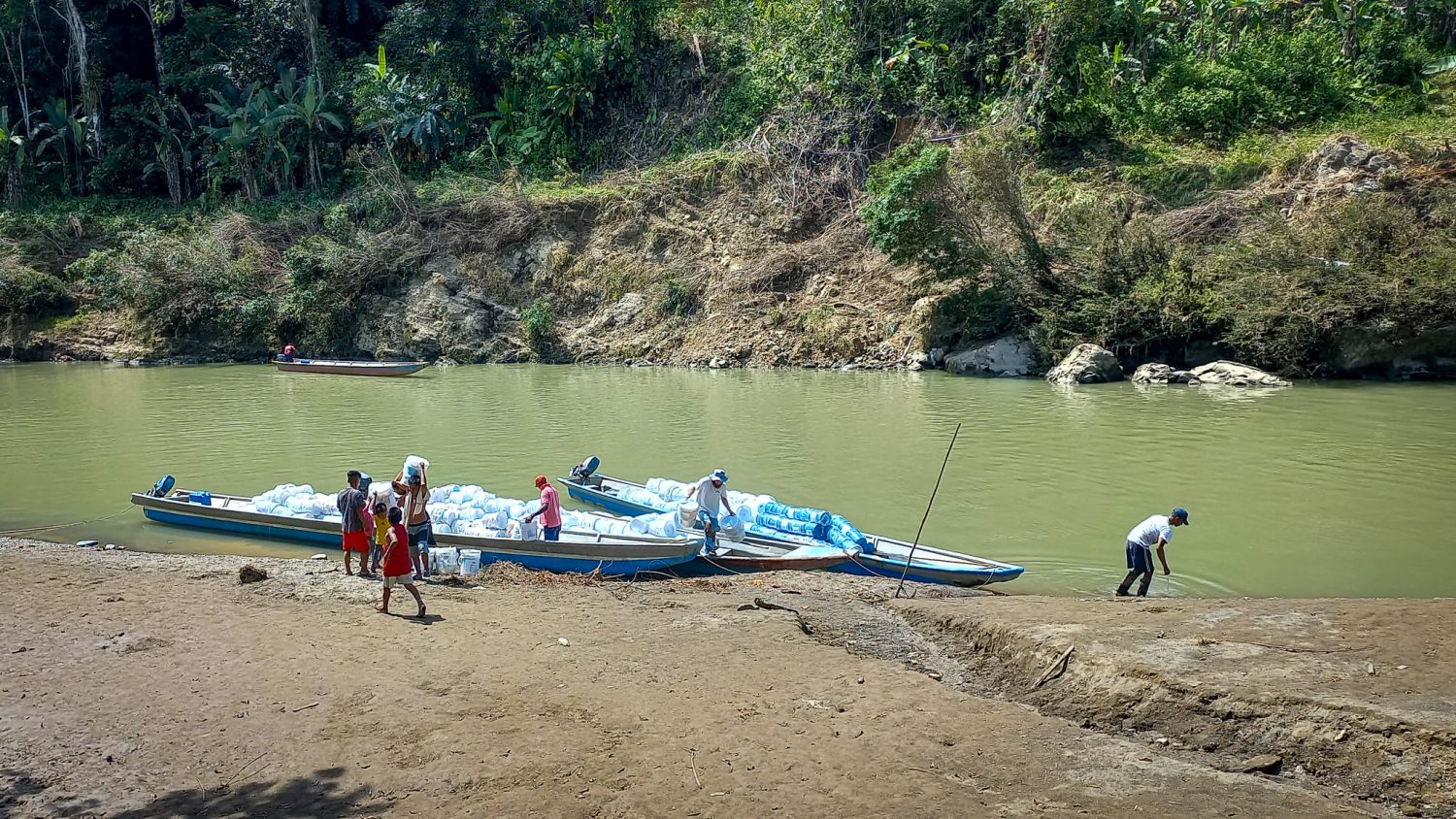 Los equipos de MSF entregaron elementos de primera necesidad a las comunidades afectadas por las inundaciones de Baudó