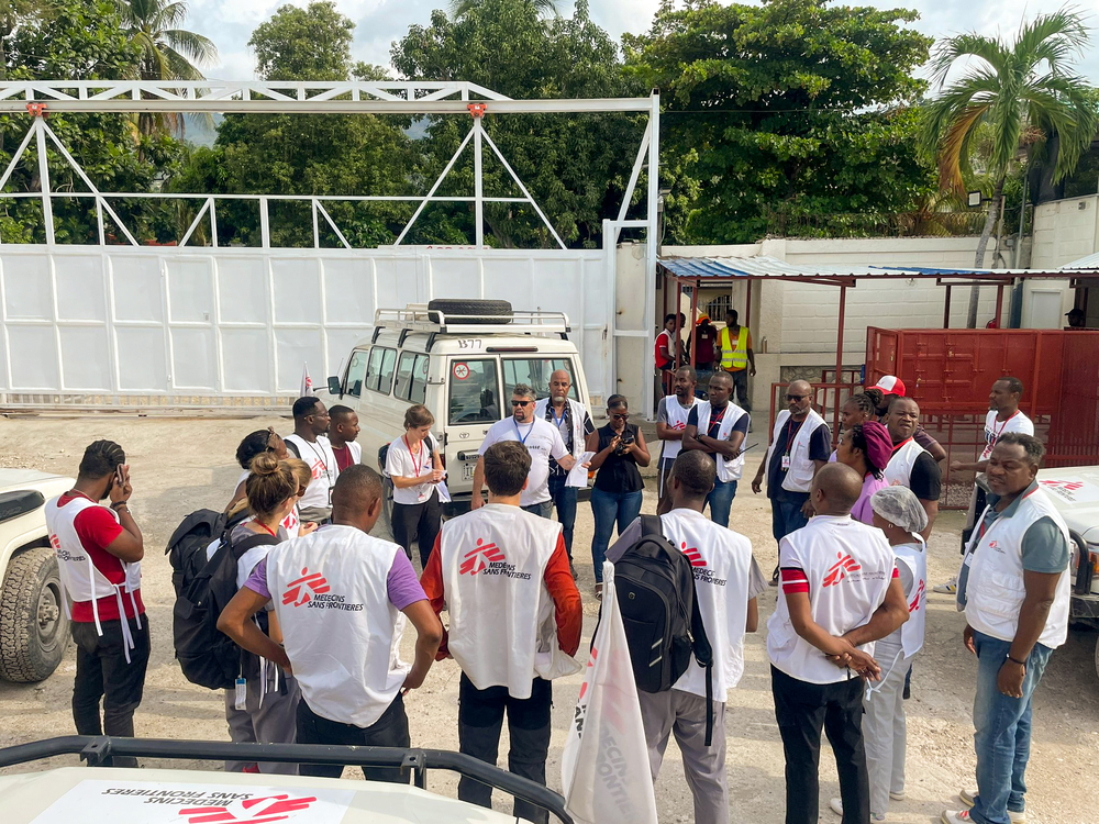 Trabajadores humanitarios de Médicos Sin Fronteras reunidos en Puerto Príncipe, Haití