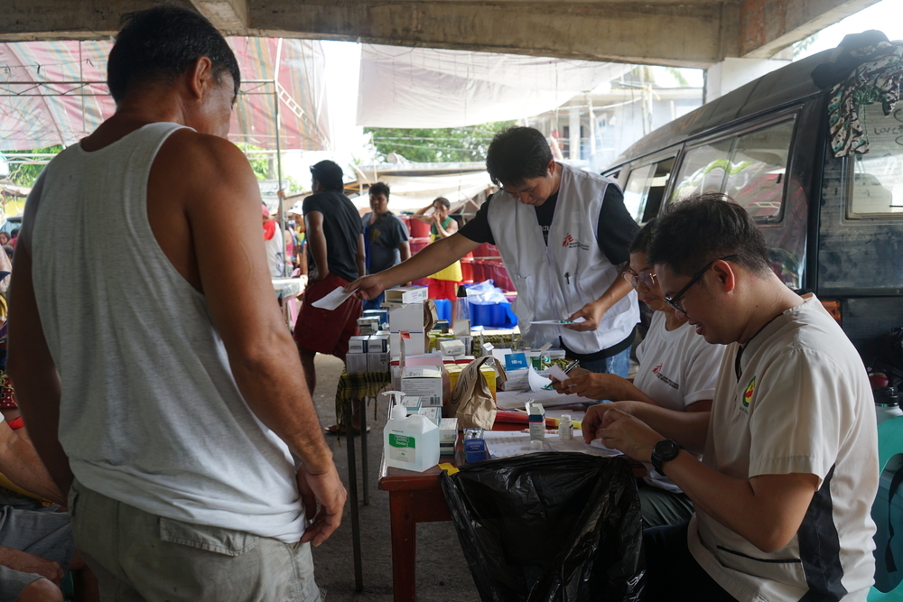 ayudamos a la poblacion de filipinas entregando medicamentos por la tormenta tropical Tram