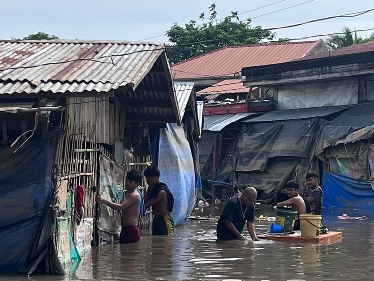 la población de filipinas está bajo la inundación por la tormenta Trami