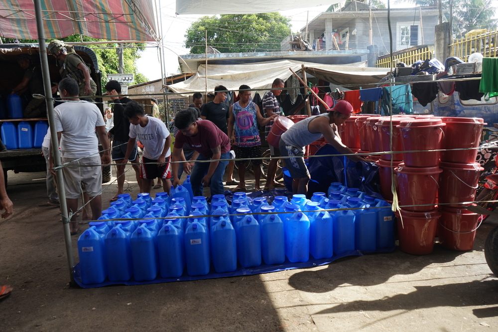 ayudamos a la poblacion de filipinas entregando bidones de agua por la tormenta tropical Trami