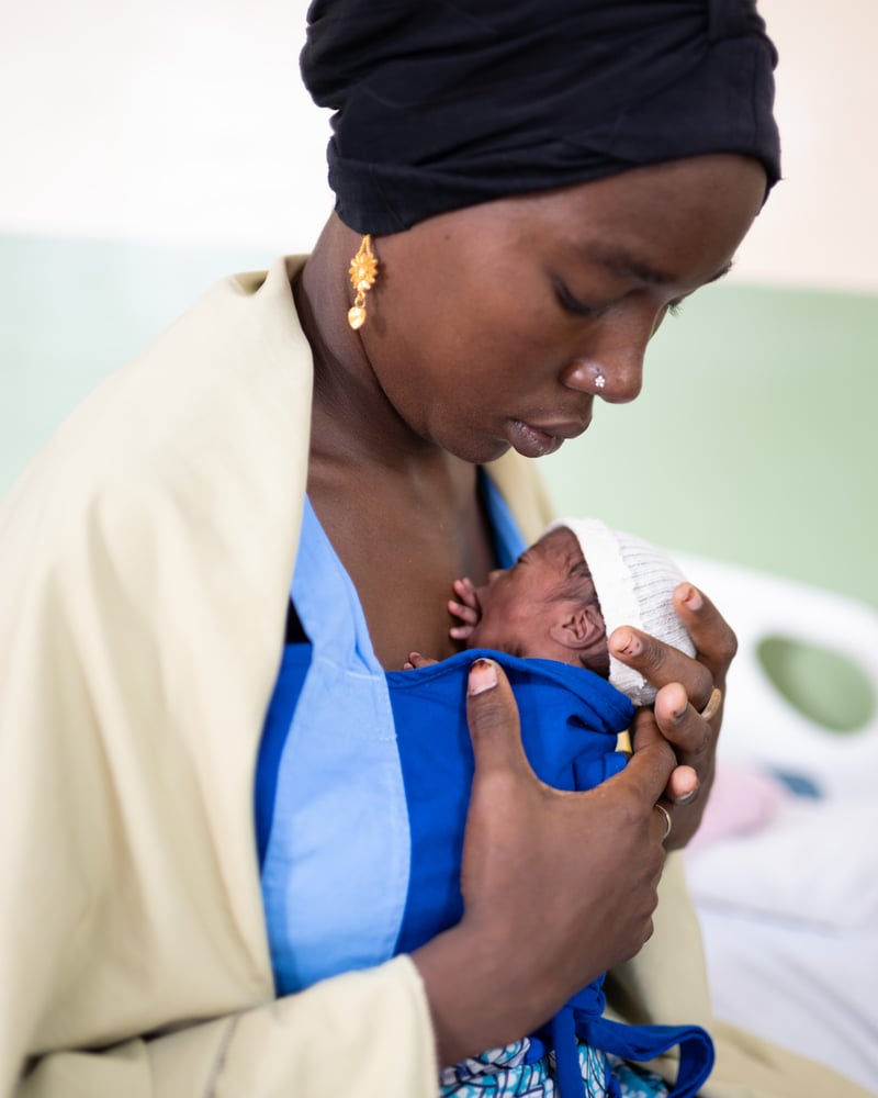 Un centro médico en Maiduguri, Nigeria, salva mujeres embarazadas y bebés en riesgo, con creciente demanda en seis meses.