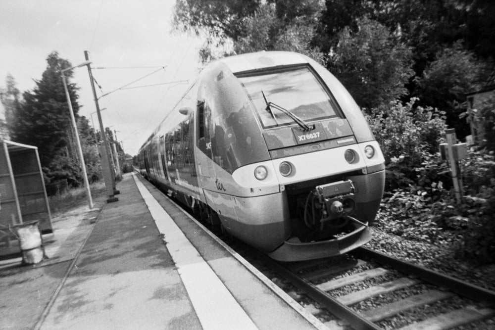 Un tren que sale de la estación de Calais ville, Francia.