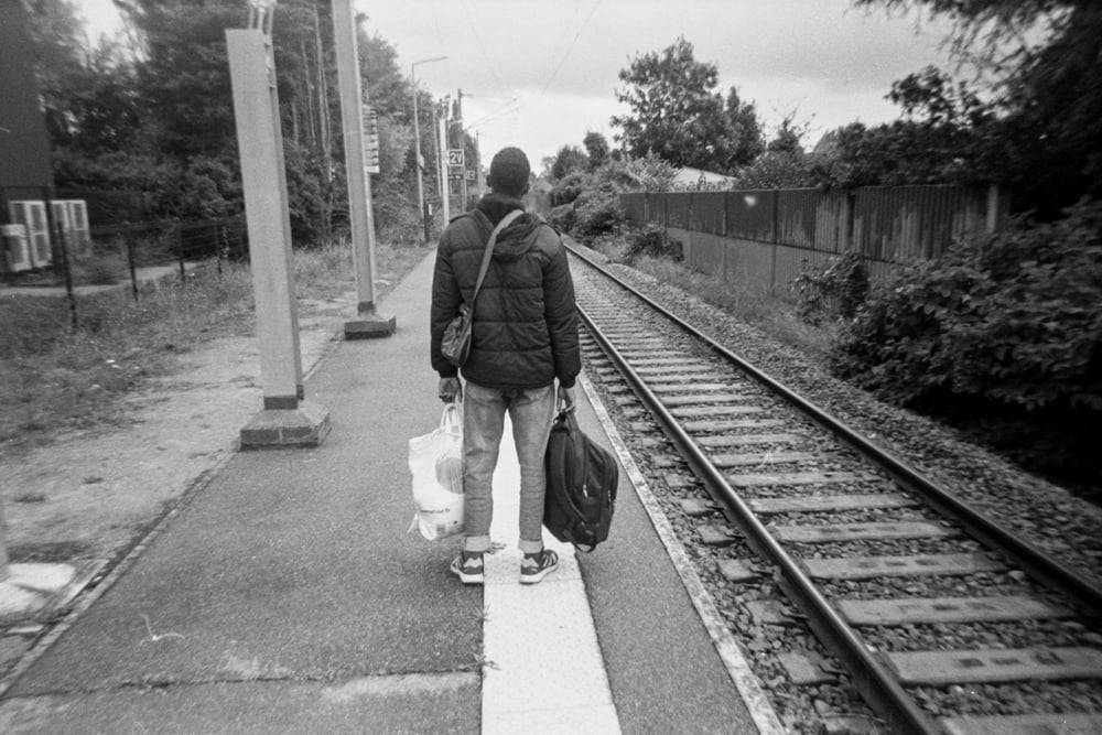 Un joven exiliado en la estación de tren de Calais, Francia.