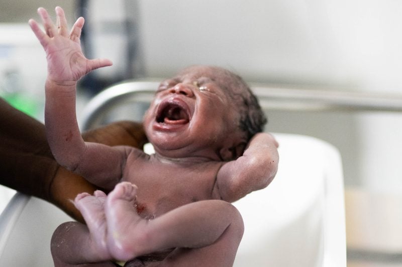 Un centro médico en Maiduguri, Nigeria, salva mujeres embarazadas y bebés en riesgo, con creciente demanda en seis meses.